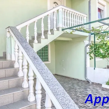 In With Sea View, Terrace, Air Conditioning, Wi-fi Apartment Medulin